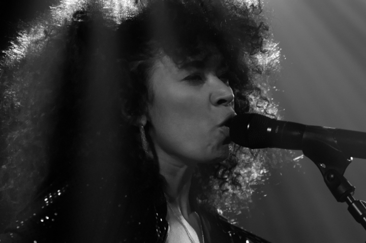 Flavia Coelho @ AB Club, picture 3, photographed by Bart Baevegems - FrontView Magazine