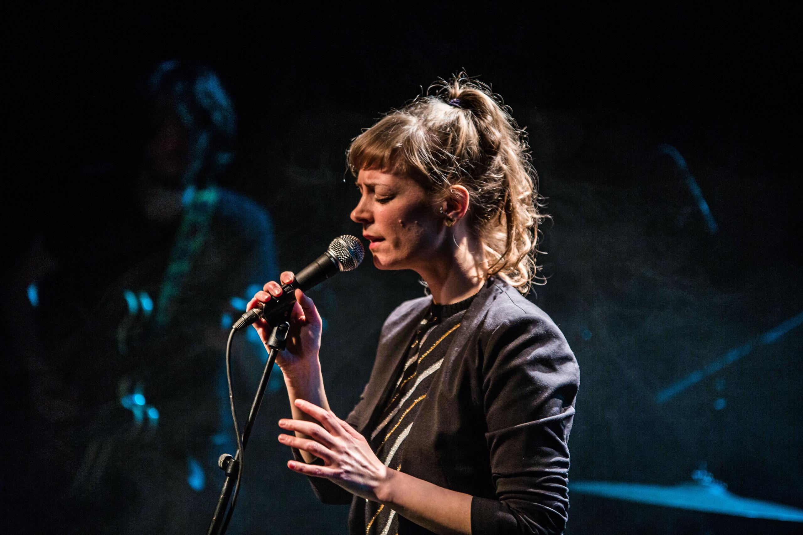 Leonore + Along a Line jong talent on stage, picture 2, photographed by Raf Degeest - FrontView Magazine