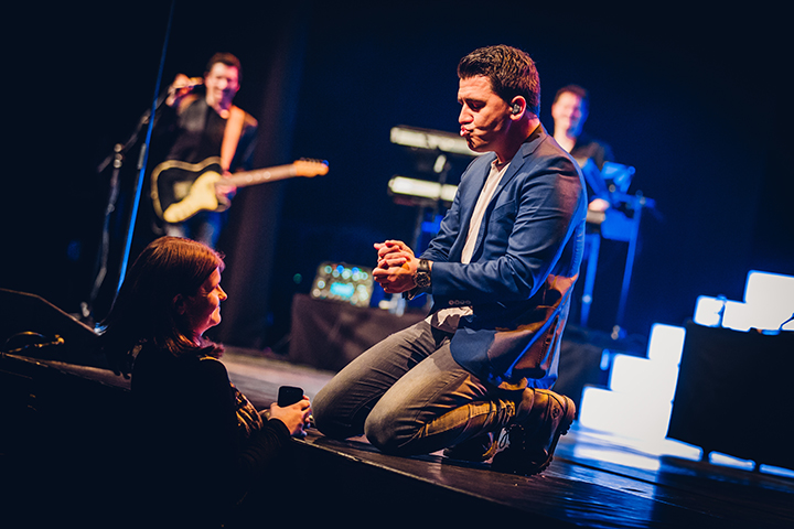 Jan Smit @ Ethias Theater, picture 4, photographed by Elke Briers - FrontView Magazine