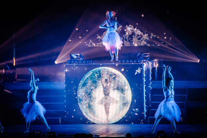 Lindsey Stirling @ 013, picture 2, photographed by Dave van Hout - FrontView Magazine