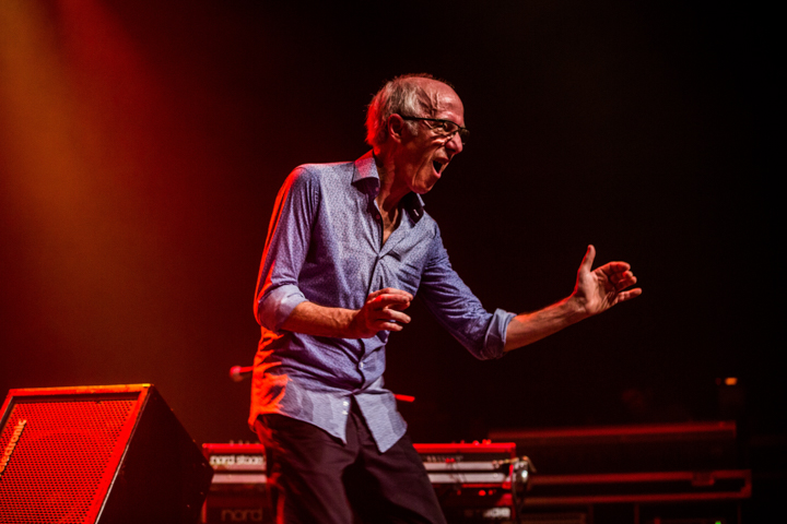 Raymond van het Groenewoud 40 jaar meisjes @ Het Depot, picture 29, photographed by Raf Degeest - FrontView Magazine