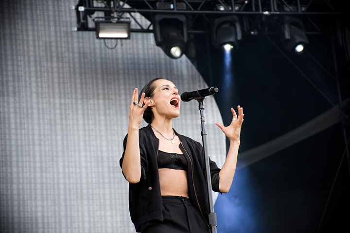 Savages @ Mainsquare Festival 2017, foto 7, foto's door Magali Decamps - FrontView Magazine