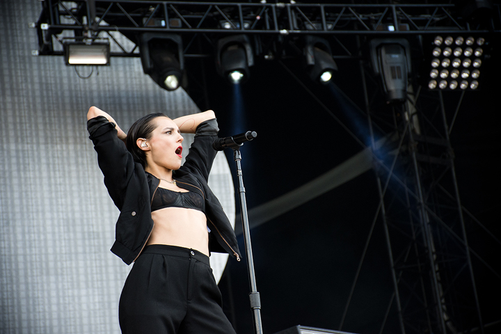 Savages @ Mainsquare Festival 2017, foto 9, foto's door Magali Decamps - FrontView Magazine
