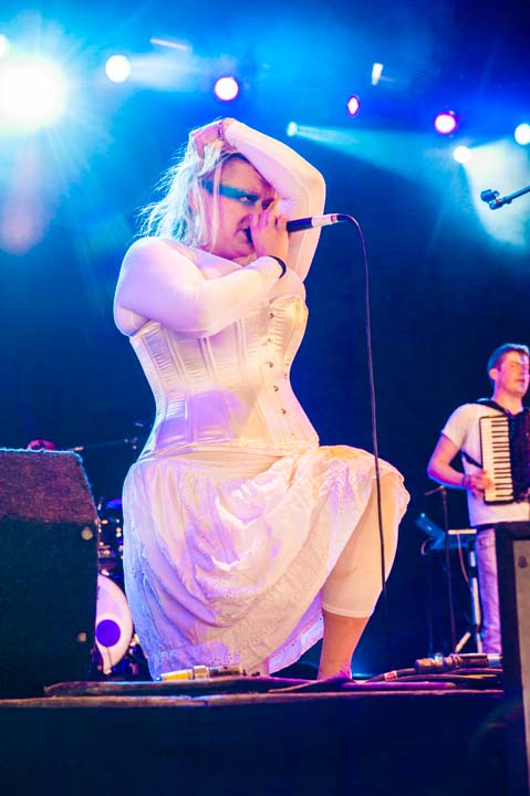 Eliza Carthy & The Wayward Band @ Dranouter 2017, picture 5, photographed by Gert Daemen - FrontView Magazine
