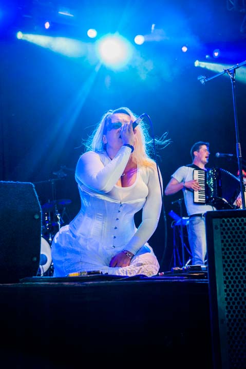 Eliza Carthy & The Wayward Band @ Dranouter 2017, picture 6, photographed by Gert Daemen - FrontView Magazine