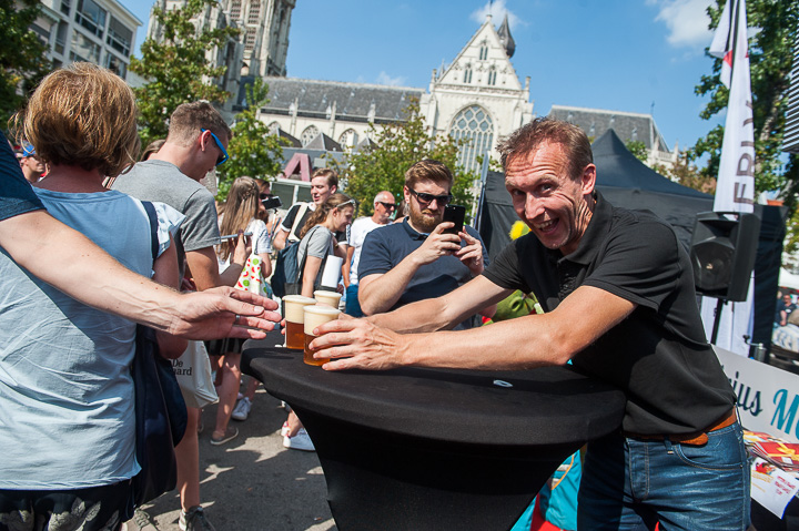Gratis bier ter ere van 60 jaar Theater Elckerlyc! @ Cultuurmarkt Antwerpen 2017, picture 5, photographed by Goele Bormans - FrontView Magazine