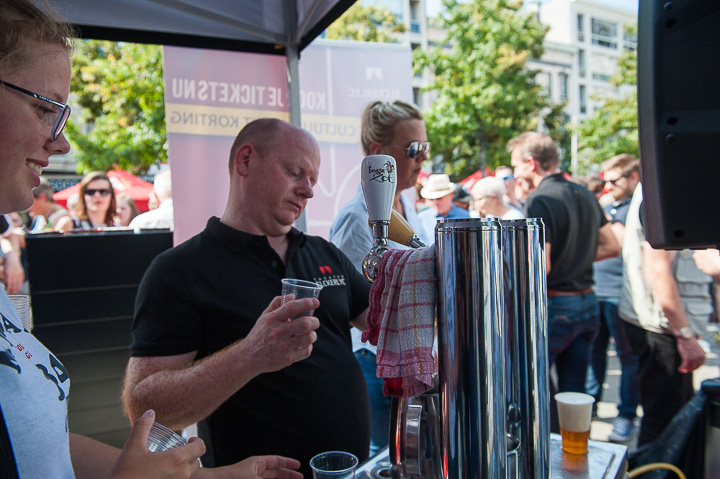 Gratis bier ter ere van 60 jaar Theater Elckerlyc! @ Cultuurmarkt Antwerpen 2017, picture 6, photographed by Goele Bormans - FrontView Magazine