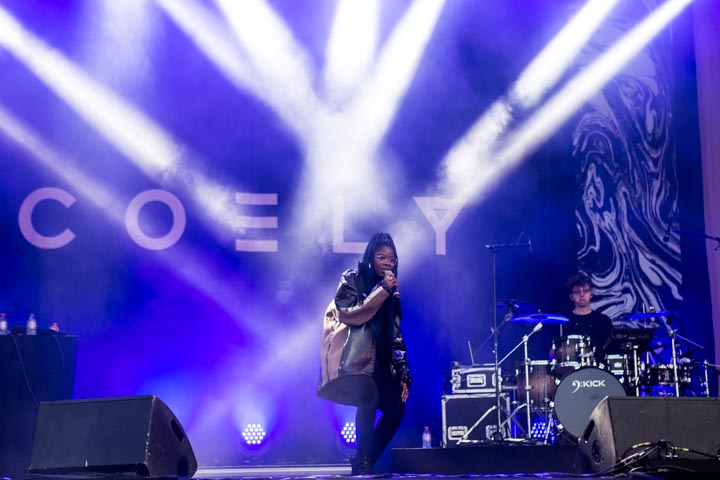 Coely (Live Stage) @ Laundry Day, picture 2, photographed by Dieter  Boone - FrontView Magazine