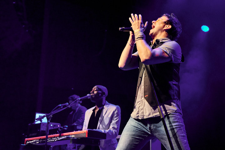 Mike + The Mechanics @ Het Depot, picture 4, photographed by Jan van Hecke - FrontView Magazine