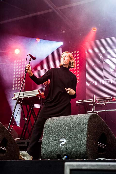Whispering Sons @ Breda Barst, picture 4, photographed by Gert Daemen - FrontView Magazine