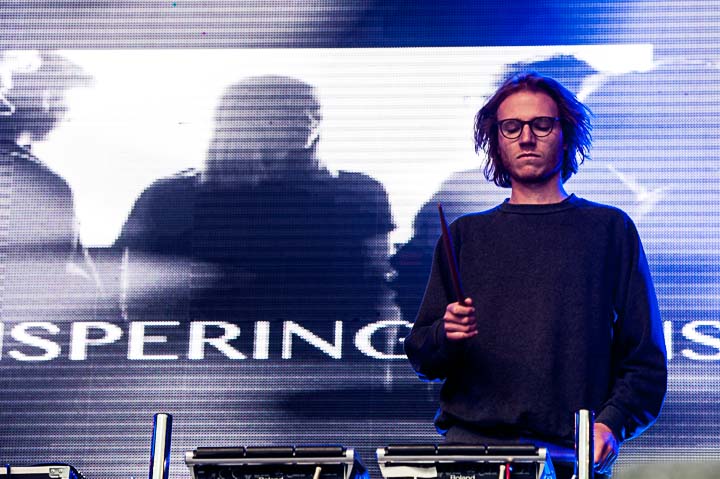 Whispering Sons @ Breda Barst, picture 9, photographed by Gert Daemen - FrontView Magazine