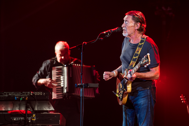 Chris Rea @ Vorst Nationaal, picture 4, photographed by Erwin Evrard - FrontView Magazine