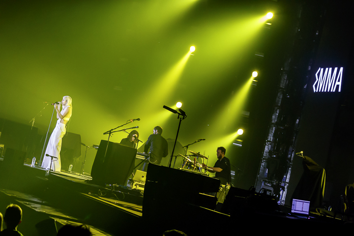 Emma Bale - Voorprogramma Bazart @ Sportpaleis, picture 14, photographed by Alex Wyckmans - FrontView Magazine