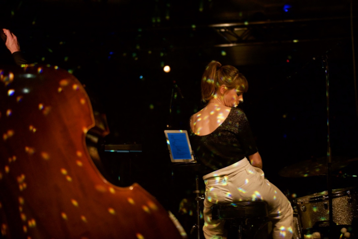 Isolde et Les Bens @ Vooruit, picture 20, photographed by Bart Baevegems - FrontView Magazine