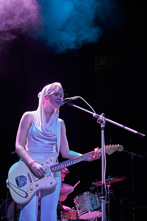 Inge van Calkar @ Effenaar, picture 2, photographed by James Van Roosbroeck - FrontView Magazine