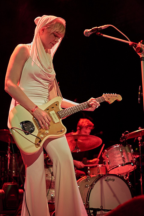 Inge van Calkar @ Effenaar, picture 5, photographed by James Van Roosbroeck - FrontView Magazine