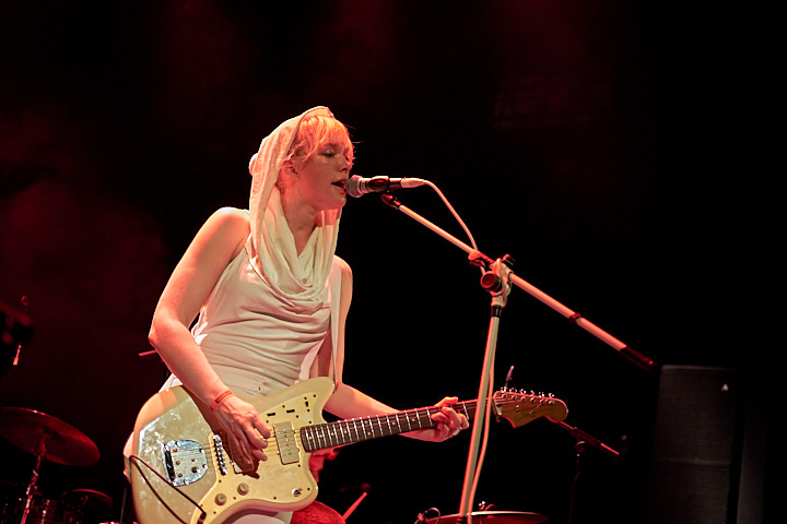 Inge van Calkar @ Effenaar, picture 7, photographed by James Van Roosbroeck - FrontView Magazine