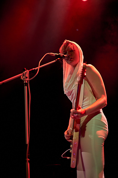 Inge van Calkar @ Effenaar, picture 10, photographed by James Van Roosbroeck - FrontView Magazine