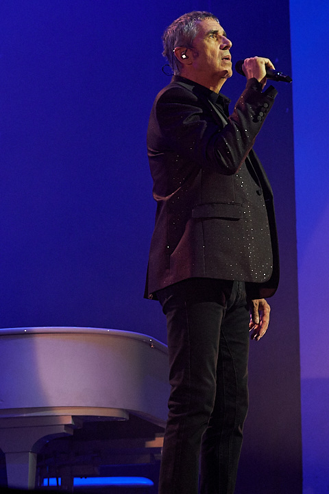 Julien Clerc La Tournée des cinquante ans, picture 2, photographed by James Van Roosbroeck - FrontView Magazine