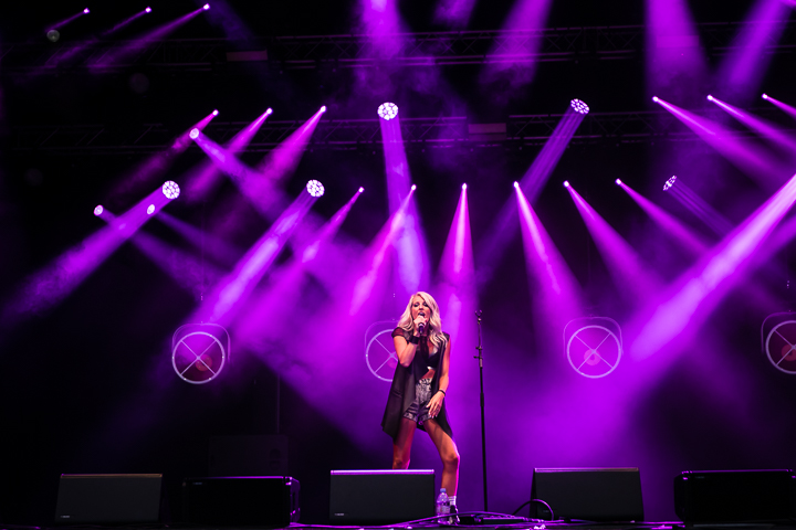 Noa Neal @ Sint-Baafsplein Gent, picture 1, photographed by Danny Wagemans - FrontView Magazine
