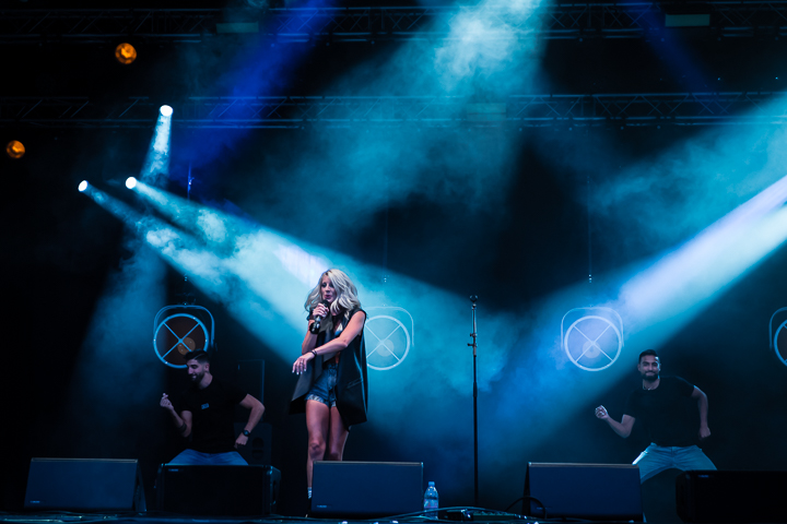 Noa Neal @ Sint-Baafsplein Gent, picture 2, photographed by Danny Wagemans - FrontView Magazine