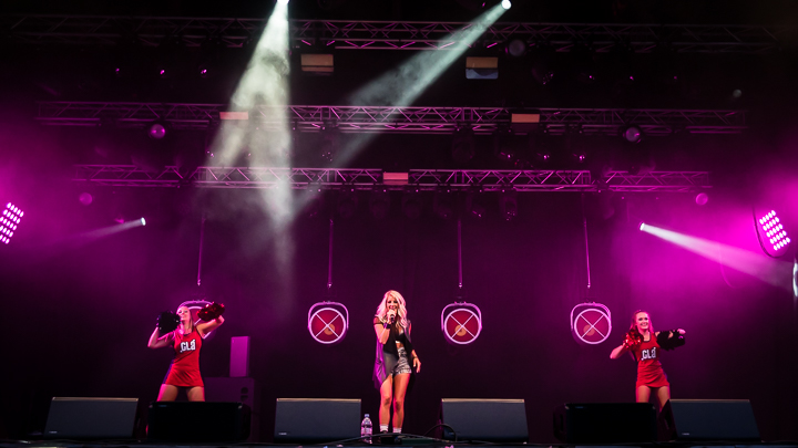 Noa Neal @ Sint-Baafsplein Gent, picture 3, photographed by Danny Wagemans - FrontView Magazine