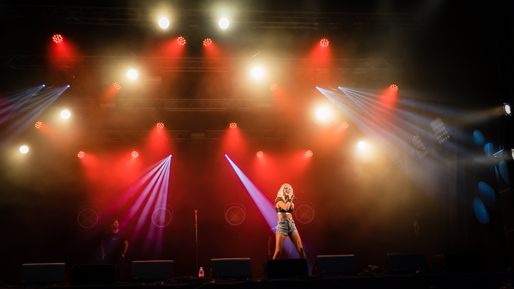 Noa Neal @ Sint-Baafsplein Gent, picture 4, photographed by Danny Wagemans - FrontView Magazine