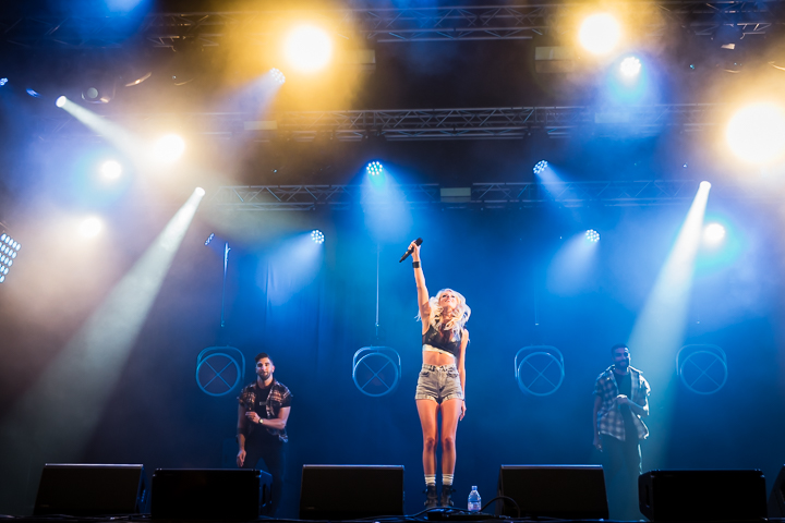 Noa Neal @ Sint-Baafsplein Gent, picture 5, photographed by Danny Wagemans - FrontView Magazine