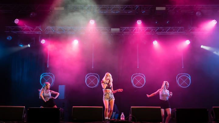 Noa Neal @ Sint-Baafsplein Gent, picture 6, photographed by Danny Wagemans - FrontView Magazine
