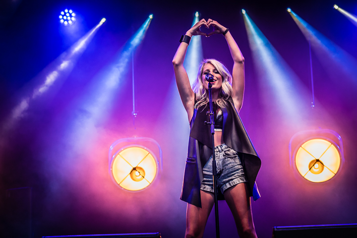 Noa Neal @ Sint-Baafsplein Gent, picture 7, photographed by Danny Wagemans - FrontView Magazine