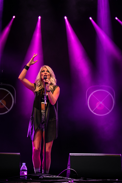 Noa Neal @ Sint-Baafsplein Gent, picture 9, photographed by Danny Wagemans - FrontView Magazine