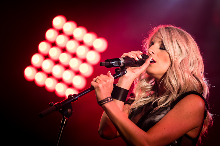 Noa Neal @ Sint-Baafsplein Gent, picture 27, photographed by Danny Wagemans - FrontView Magazine