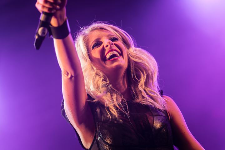 Noa Neal @ Sint-Baafsplein Gent, picture 30, photographed by Danny Wagemans - FrontView Magazine