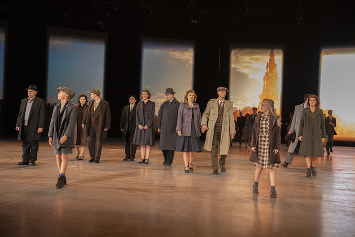 Persmoment première spektakel-musical 40-45 @ Studio100 pop-up theater, picture 2, photographed by dirk janssens - FrontView Magazine