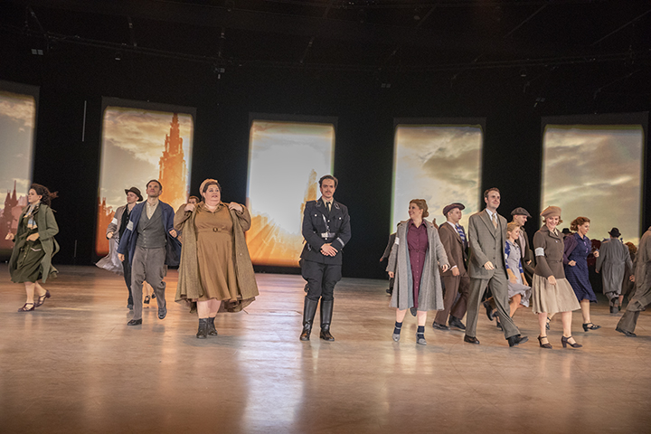 Persmoment première spektakel-musical 40-45 @ Studio100 pop-up theater, picture 3, photographed by dirk janssens - FrontView Magazine
