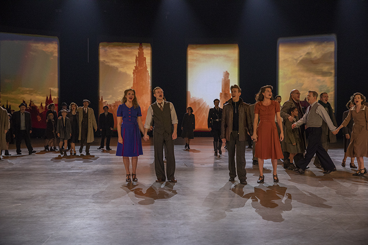 Persmoment première spektakel-musical 40-45 @ Studio100 pop-up theater, picture 10, photographed by dirk janssens - FrontView Magazine