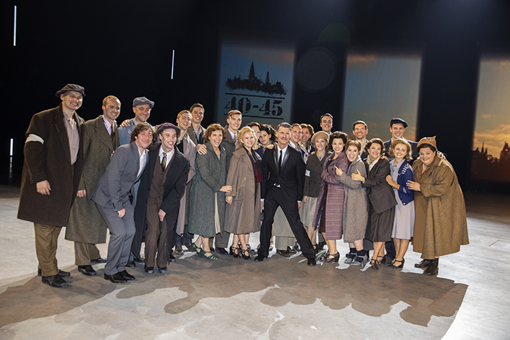 Persmoment première spektakel-musical 40-45 @ Studio100 pop-up theater, picture 23, photographed by dirk janssens - FrontView Magazine