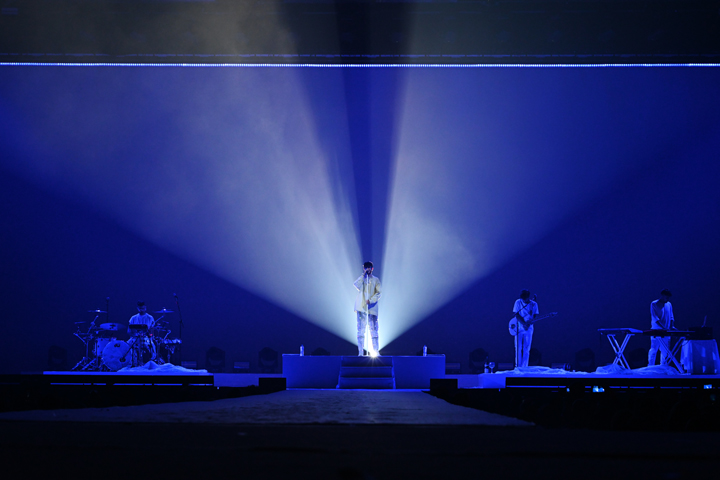 Oscar and The Wolf @ Sportpaleis, foto 1, foto's door Sandra Van Watermeulen - FrontView Magazine