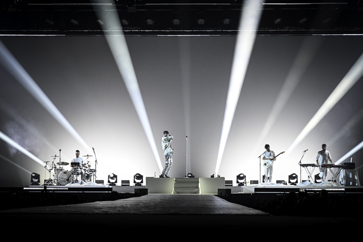 Oscar and The Wolf @ Sportpaleis, foto 2, foto's door Sandra Van Watermeulen - FrontView Magazine