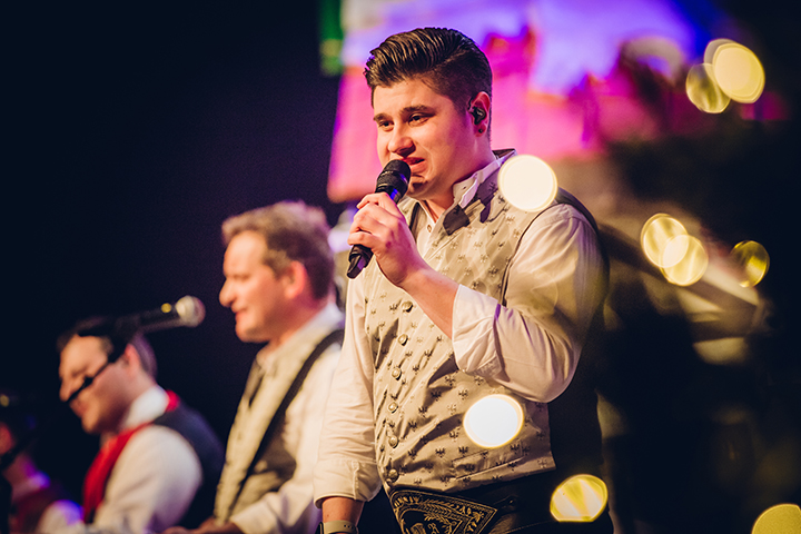 Weihnachtsfest der Volksmusik @ Ethias Theater, foto 2, foto's door Elke Briers - FrontView Magazine