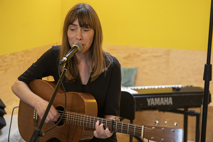 Neeka stelt nieuw album voor @ Buchbar Antwerpen, picture 1, photographed by dirk janssens - FrontView Magazine