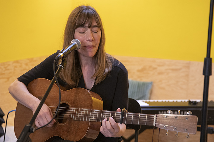 Neeka stelt nieuw album voor @ Buchbar Antwerpen, picture 2, photographed by dirk janssens - FrontView Magazine