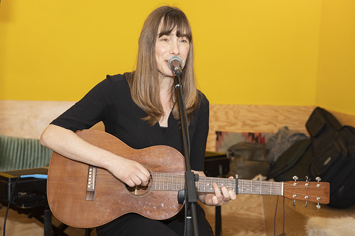 Neeka stelt nieuw album voor @ Buchbar Antwerpen, picture 4, photographed by dirk janssens - FrontView Magazine