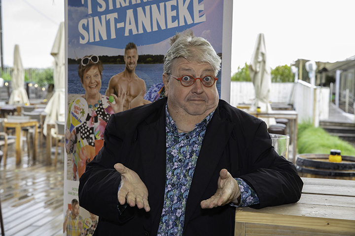 Castvoorstelling T'strand van Sint-Anneke @ Club Cabane, foto 2, foto's door dirk janssens - FrontView Magazine