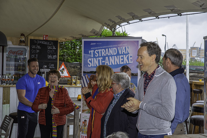 Castvoorstelling T'strand van Sint-Anneke @ Club Cabane, foto 8, foto's door dirk janssens - FrontView Magazine