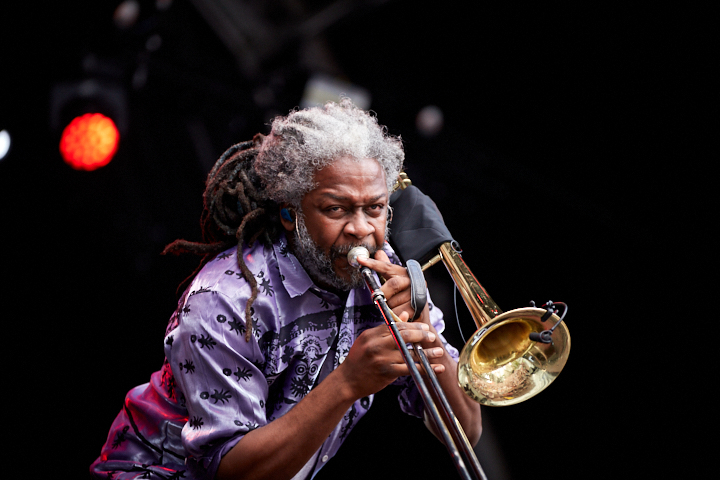 Al McKay’s EARTH, WIND & FIRE Experience @ Genk On Stage 2019, picture 8, photographed by FrontView Magazine