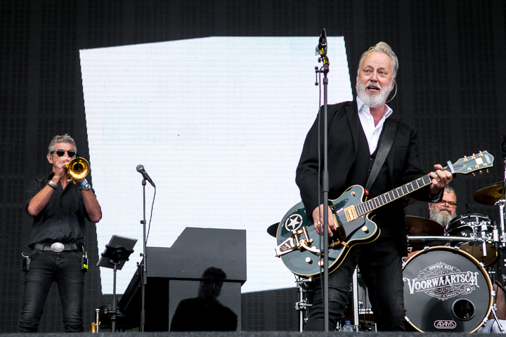 Rowwen Hèze @ Bospop, picture 1, photographed by Erwin Evrard - FrontView Magazine