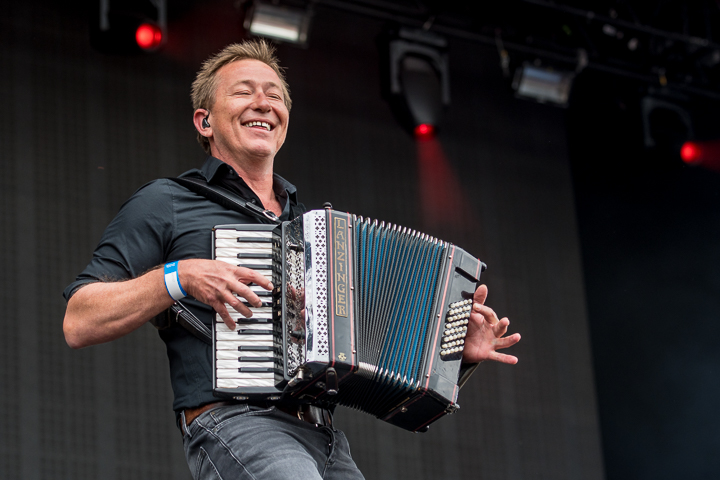 Rowwen Hèze @ Bospop, picture 3, photographed by Erwin Evrard - FrontView Magazine