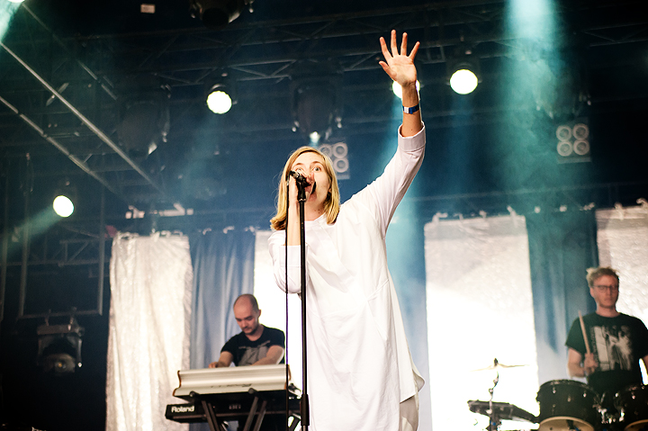 Whispering Sons @ Dour Festival 2019, picture 2, photographed by Magali Decamps - FrontView Magazine