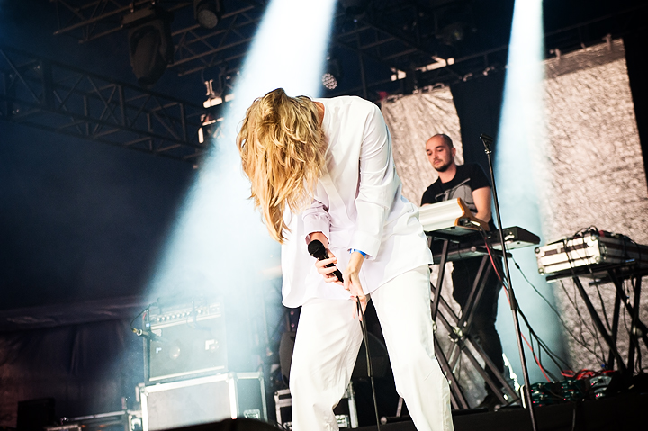 Whispering Sons @ Dour Festival 2019, picture 4, photographed by Magali Decamps - FrontView Magazine